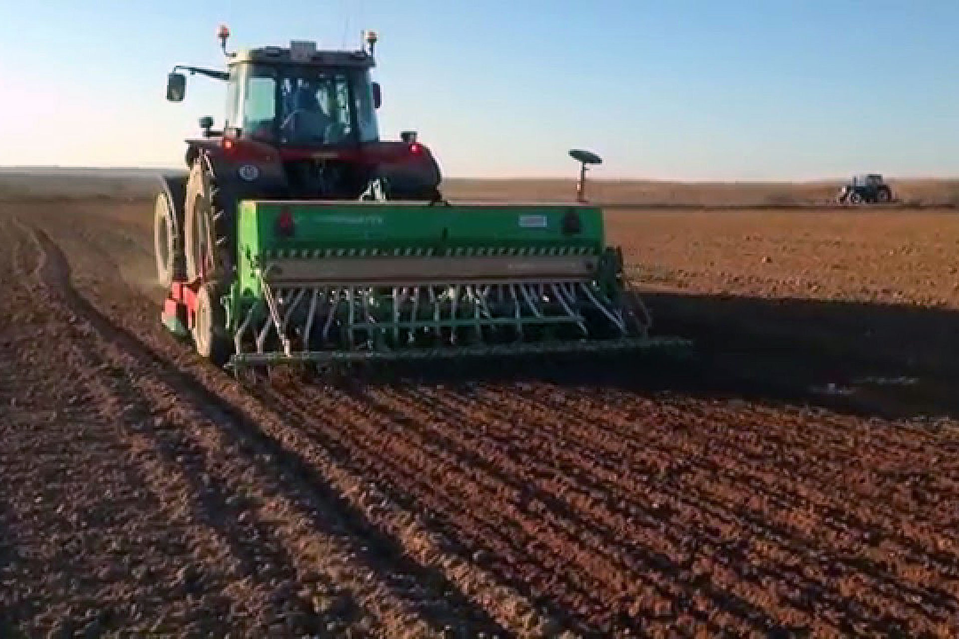 agricultura tractor sembrando