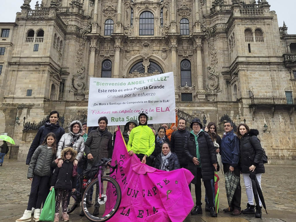 Amigos y familiares con el torero Ángel Téllez, de amarillo en el centro, a su llegada en la plaza del Obradoiro de Santiago. / PRENSA ÁNGEL TÉLLEZ