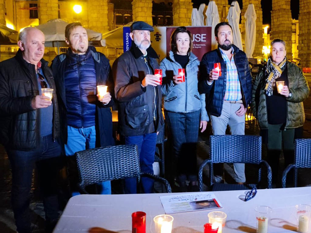 Representantes de la hostelería segoviana, durante el 'apagón simbólico'.
