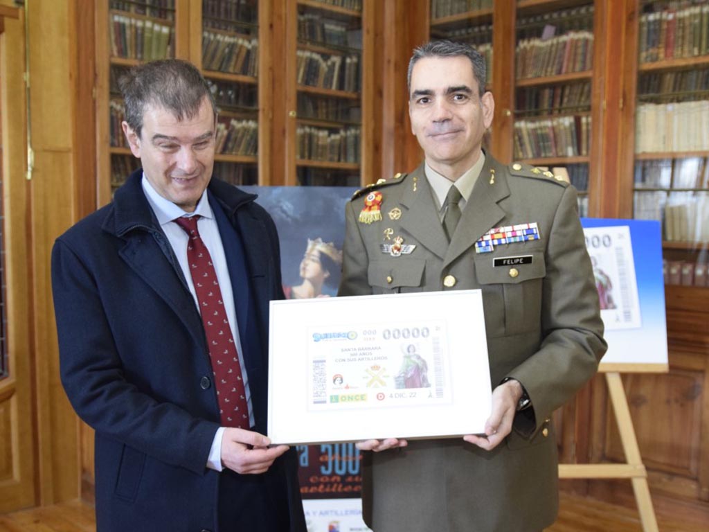 El director de la Agencia ONCE de Segovia, Claudio Congostol, y el director de la Academia de Artillería, Rafael de Felipe Barahona