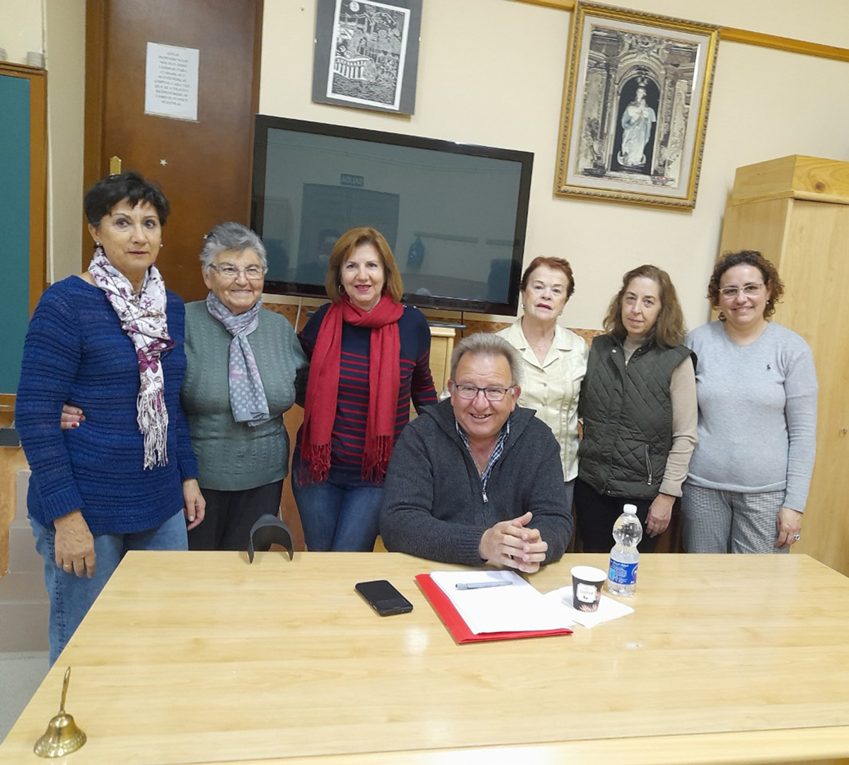 El sacerdote Pablo Montalvo junto al equipo directivo de las amas de casa.