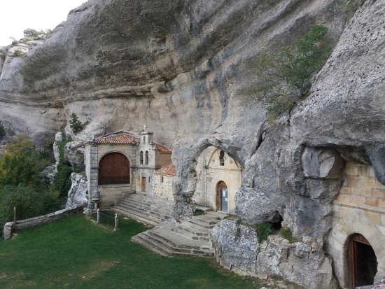 Exterior de la ermita rupestre de San Bernabé.