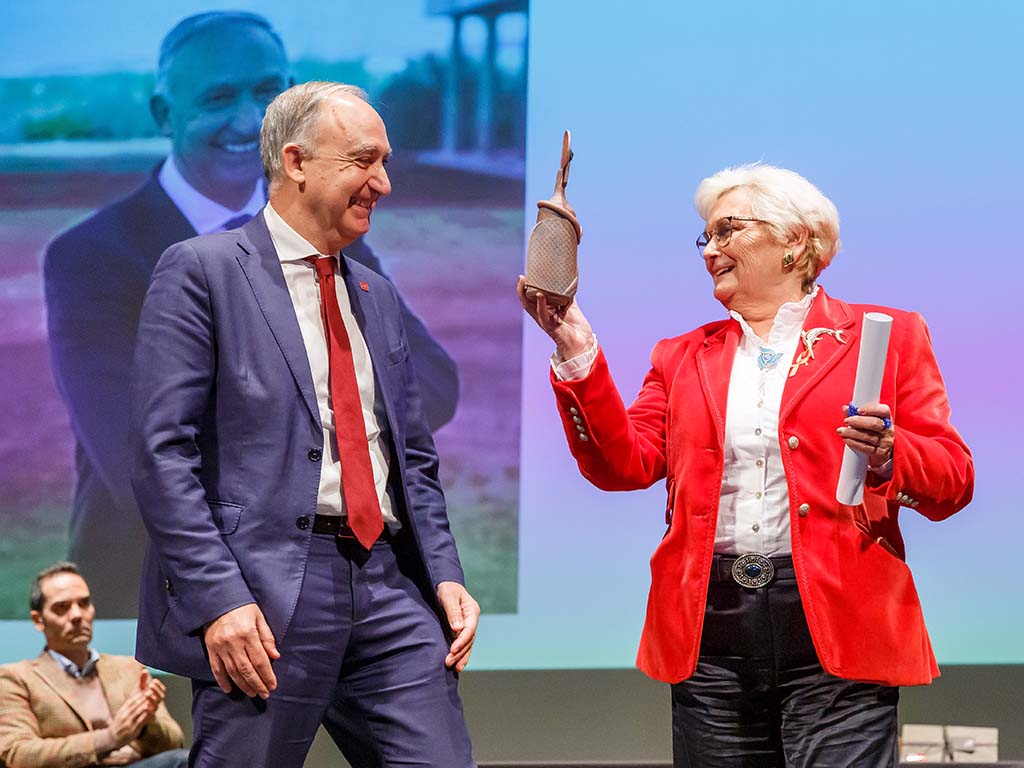 Antonio Largo recibe el premio de mano de la presidenta de Femur, Juana Borrego. / NACHO VALVERDE - ICAL