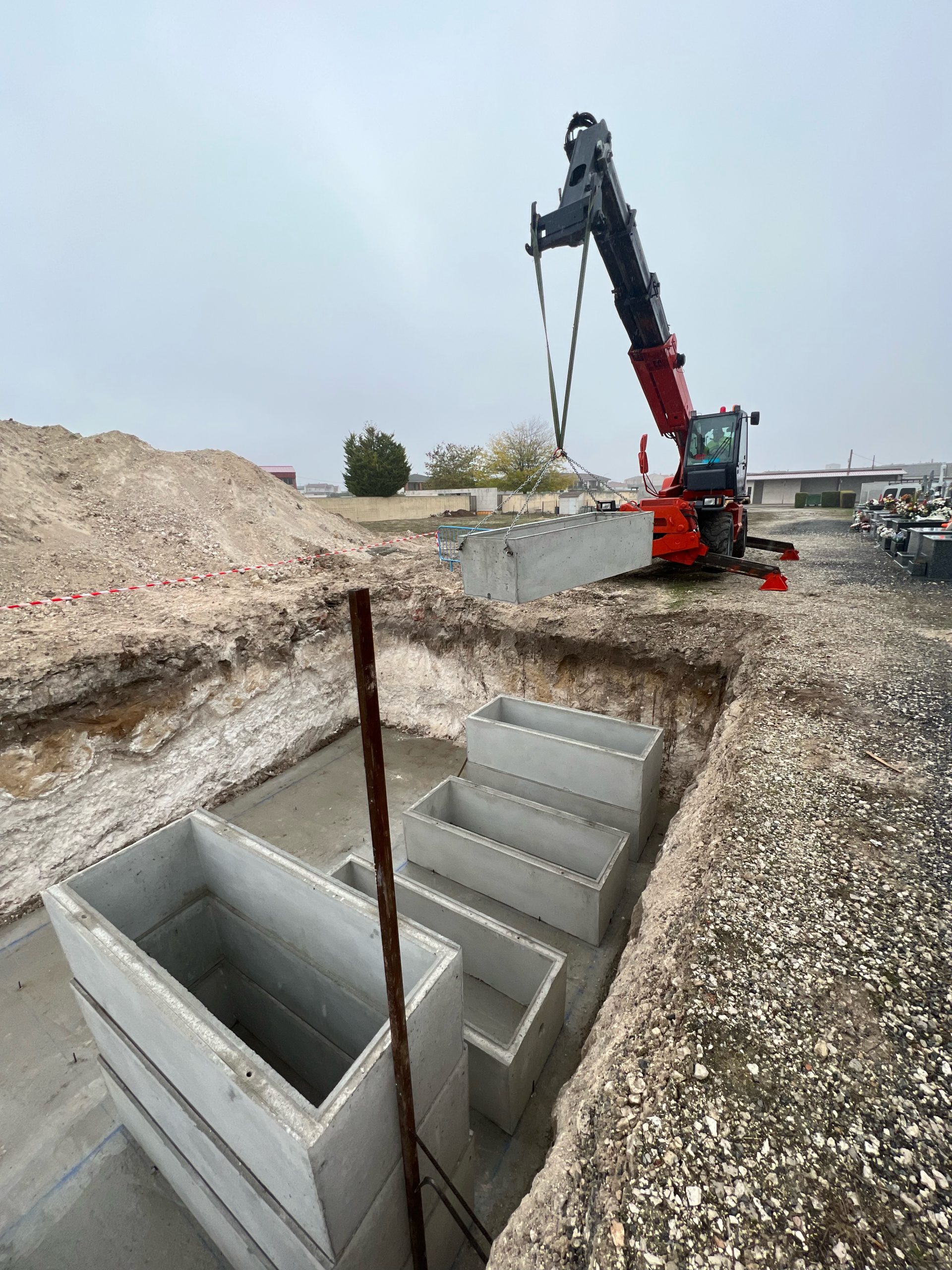 Trabajos en el cementerio municipal de Cuéllar.