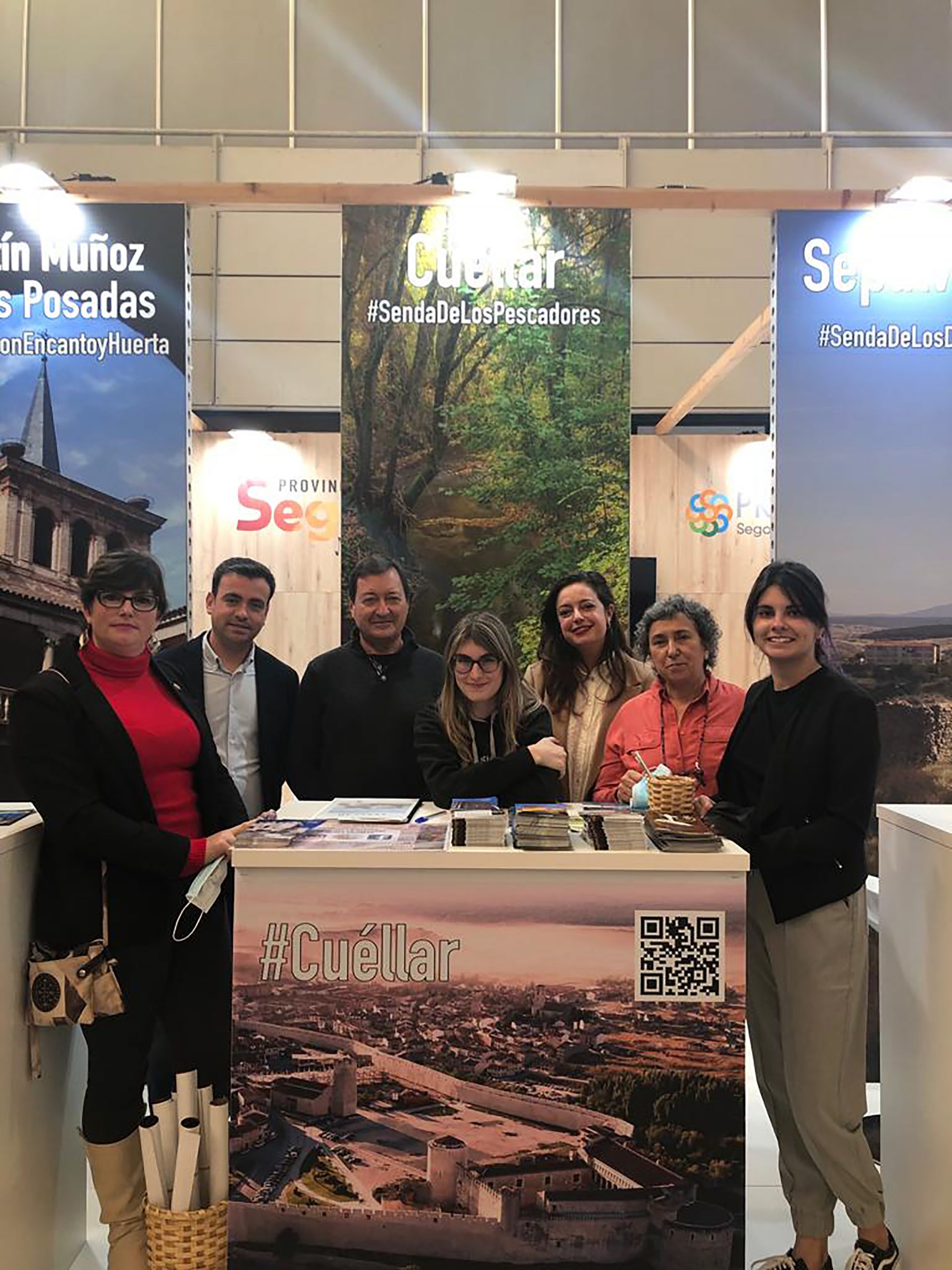 Equipo de Gobierno de 2021, junto a una técnico de Turismo en INTUR.