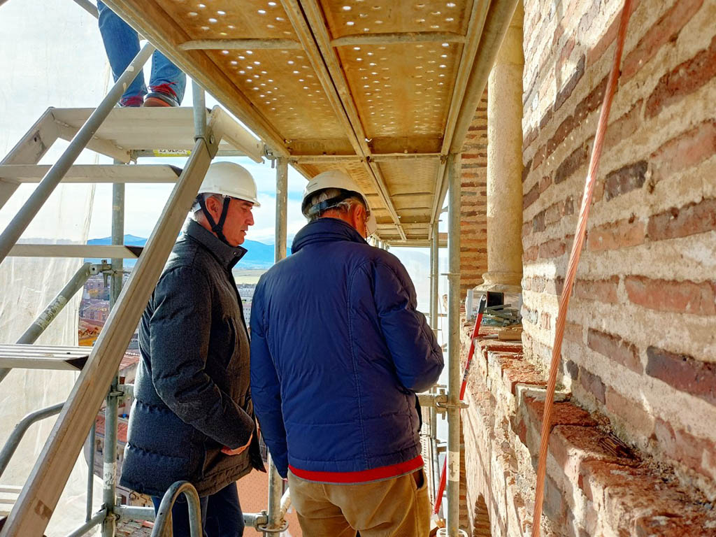 El delegado territorial de la Junta José Mazarías, visita las obras de la iglesia de San Martín en Segovia. / EL ADELANTADO