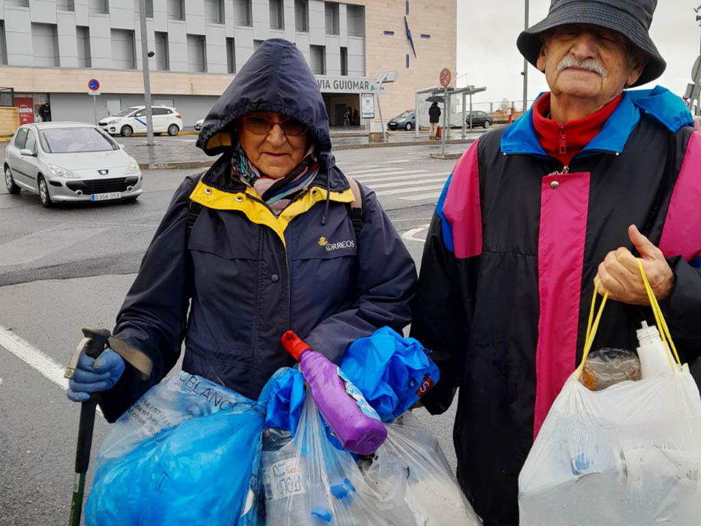 Grupo de andariegos con los residuos recogidos.
