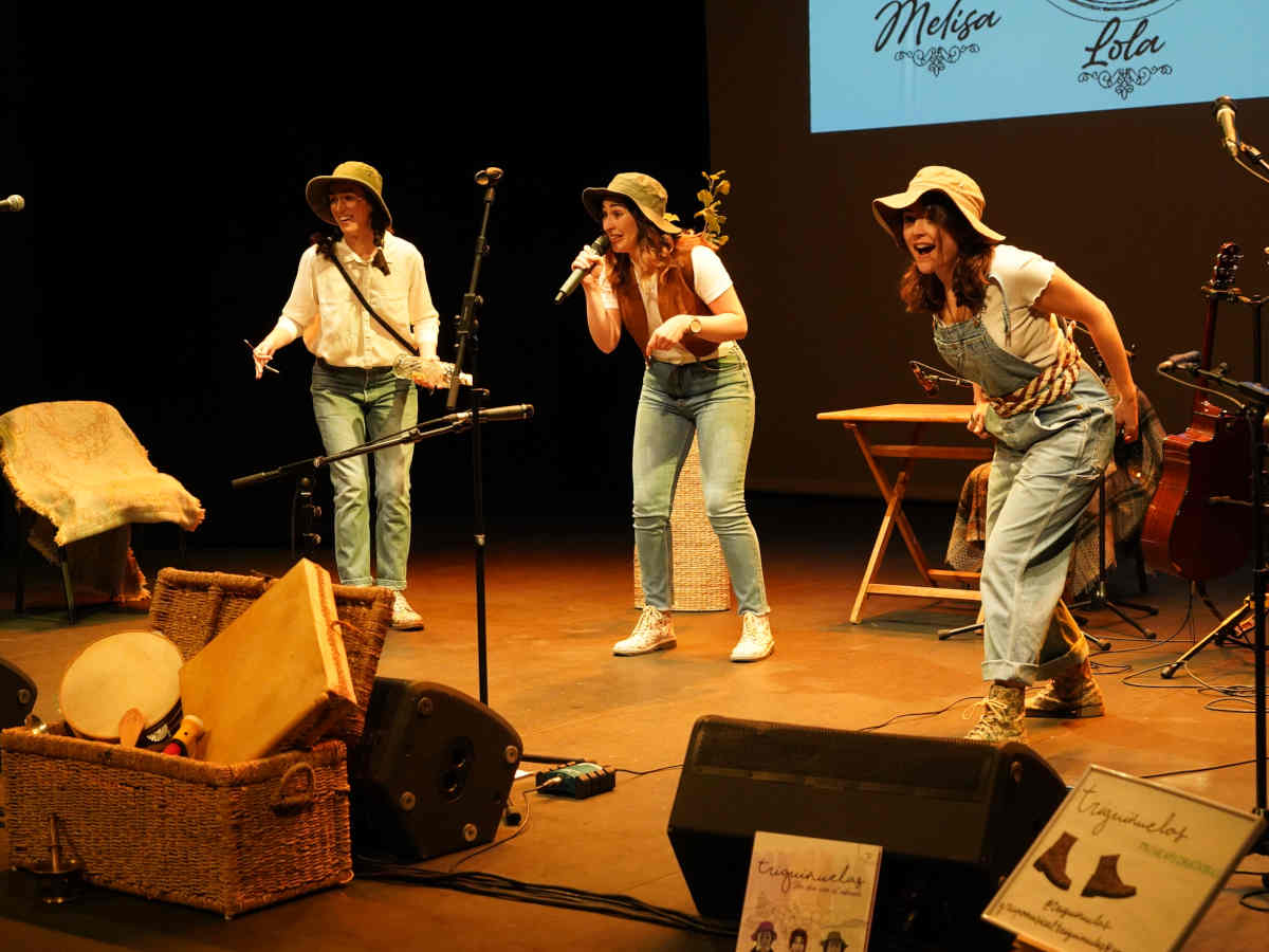 La agrupación Triguiñuelas durante una actuación.