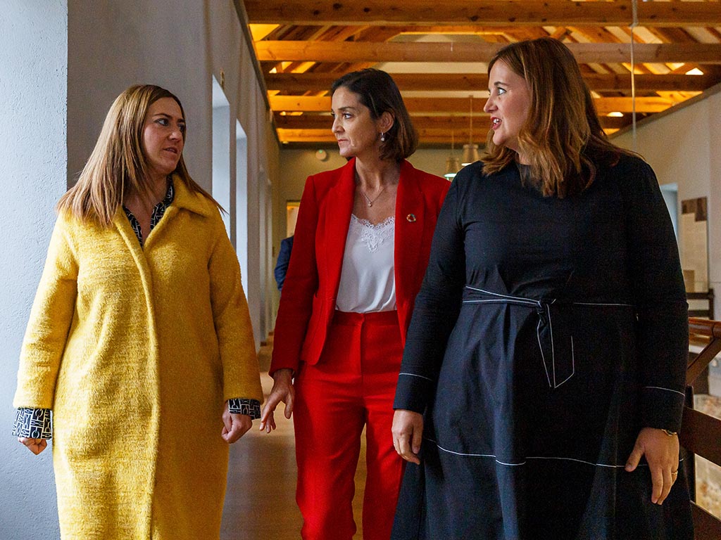 La ministra de Industria, Comercio y Turismo, Reyes Maroto, en el centro, junto a la alcaldesa de Segovia, Clara Martín. / ICAL - NACHO VALVERDE