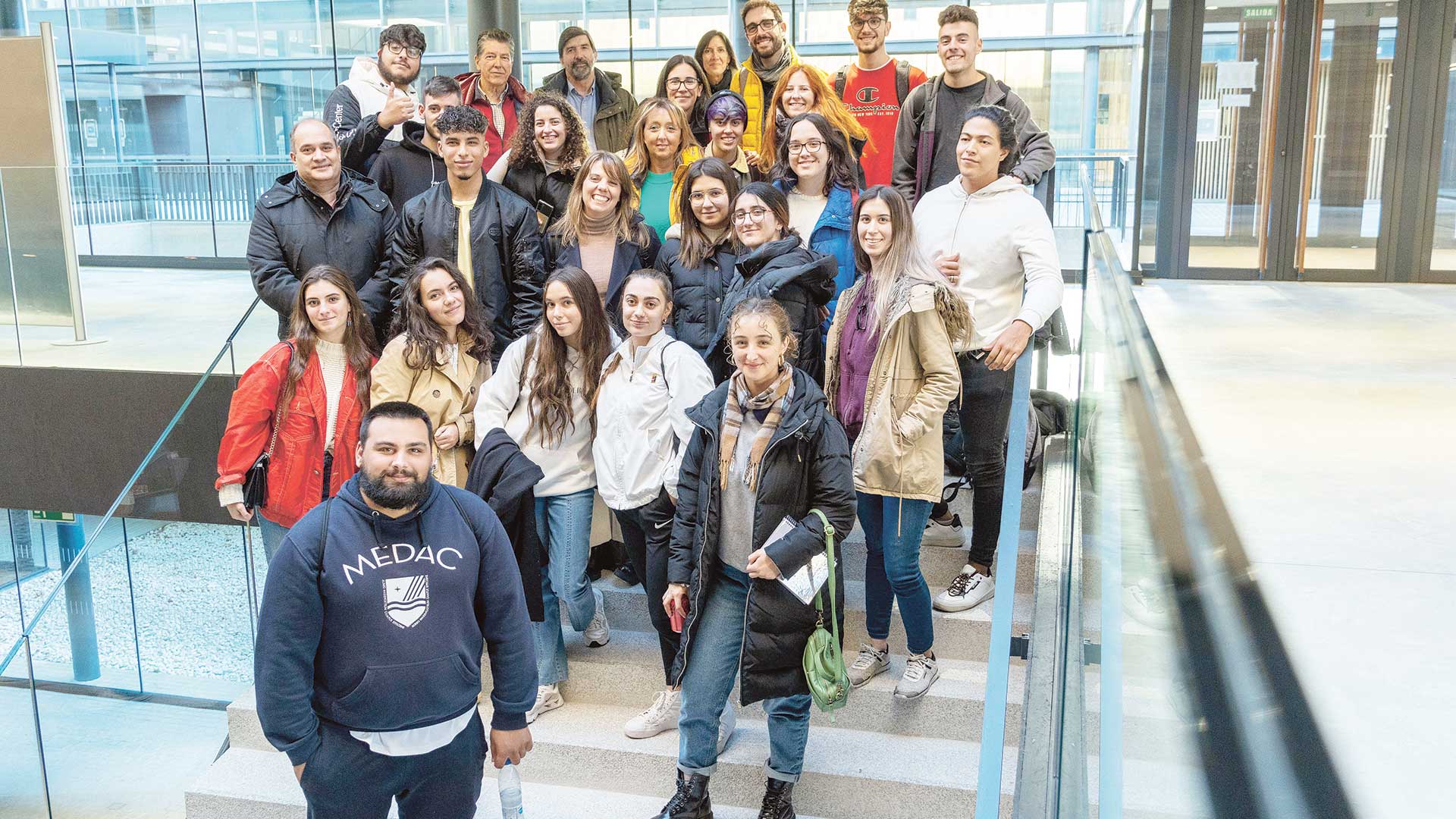 Grupo de estudiantes y profesorado en el campus de Segovia. / Miguel Ángel Gil