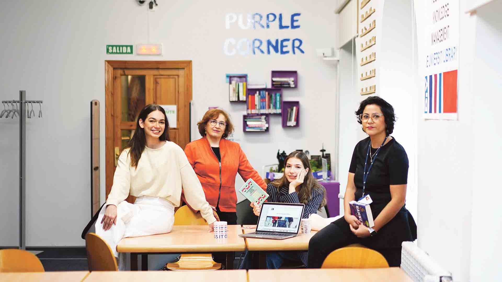 María Carlota Peña (estudiante), Beatriz Martínez (directora adjunta de la Biblioteca), Manuela Moscoso (estudiante) y Soraya Polanco (Coordinadora de la Oficina de Igualdad). / Roberto Arribas