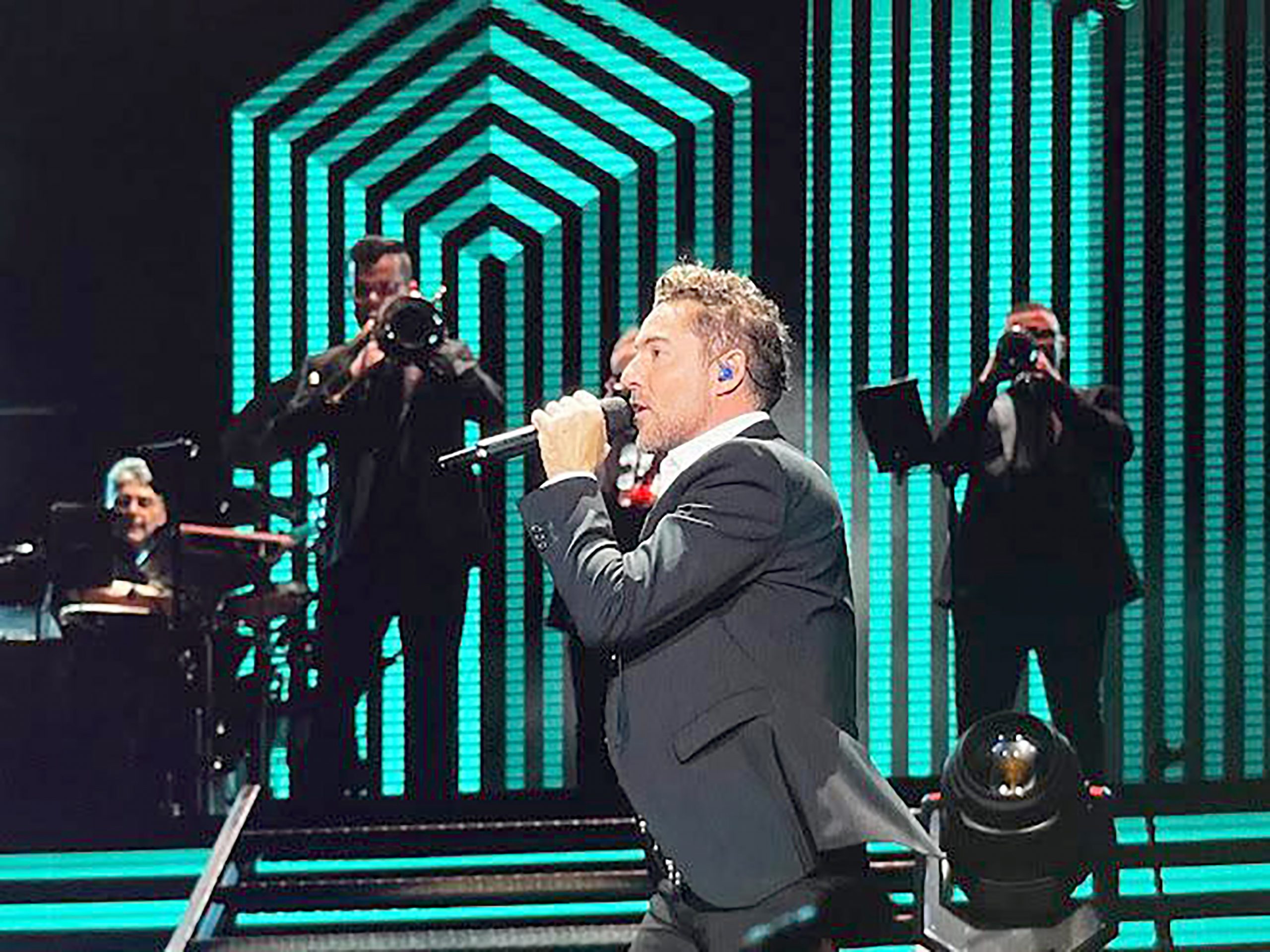 Álvaro Zarzuela detrás de David Bisbal, junto a los músicos.