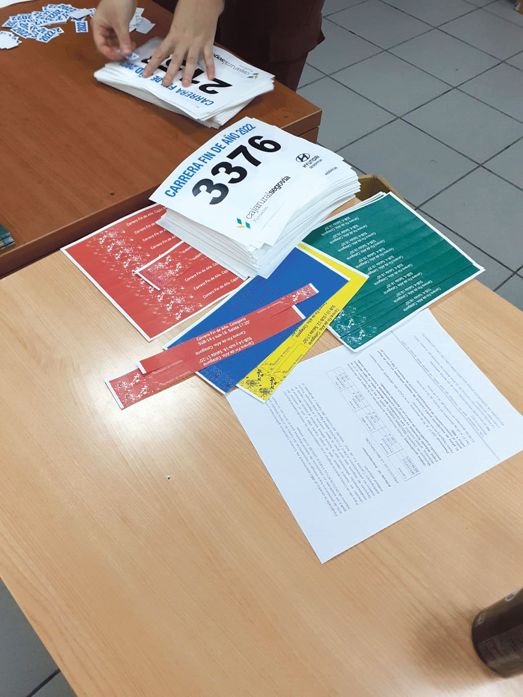 Dorsales preparados para su entrega a los participantes en la Carrera Fin de Año./ J. MARTÍN