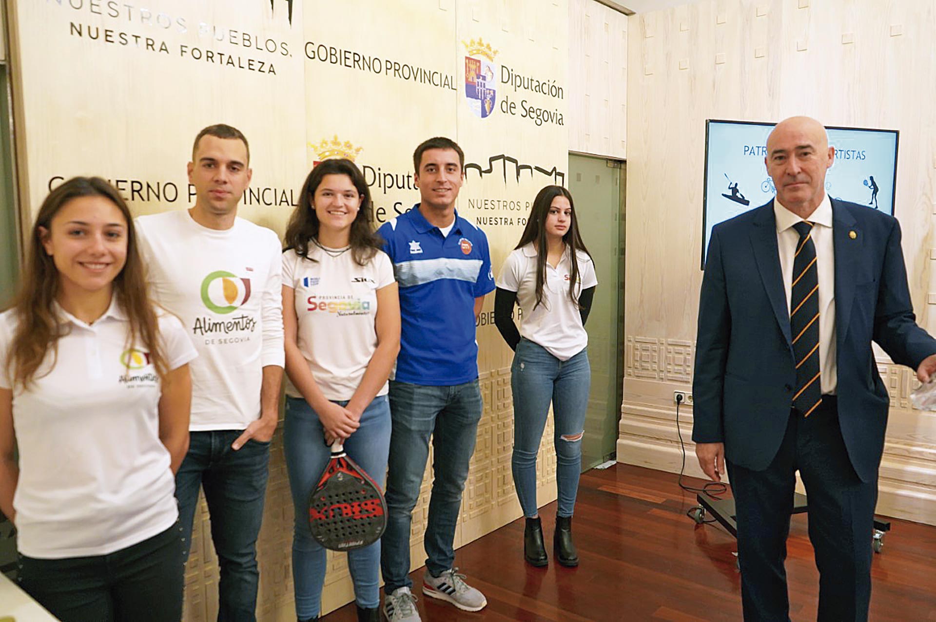 Óscar Moral, a la derecha, junto a los deportistas individuales más destacados de la provincia en el acto en el que se anunciaba el patrocinio de Alimentos de Segovia./ DIPUTACIÓN