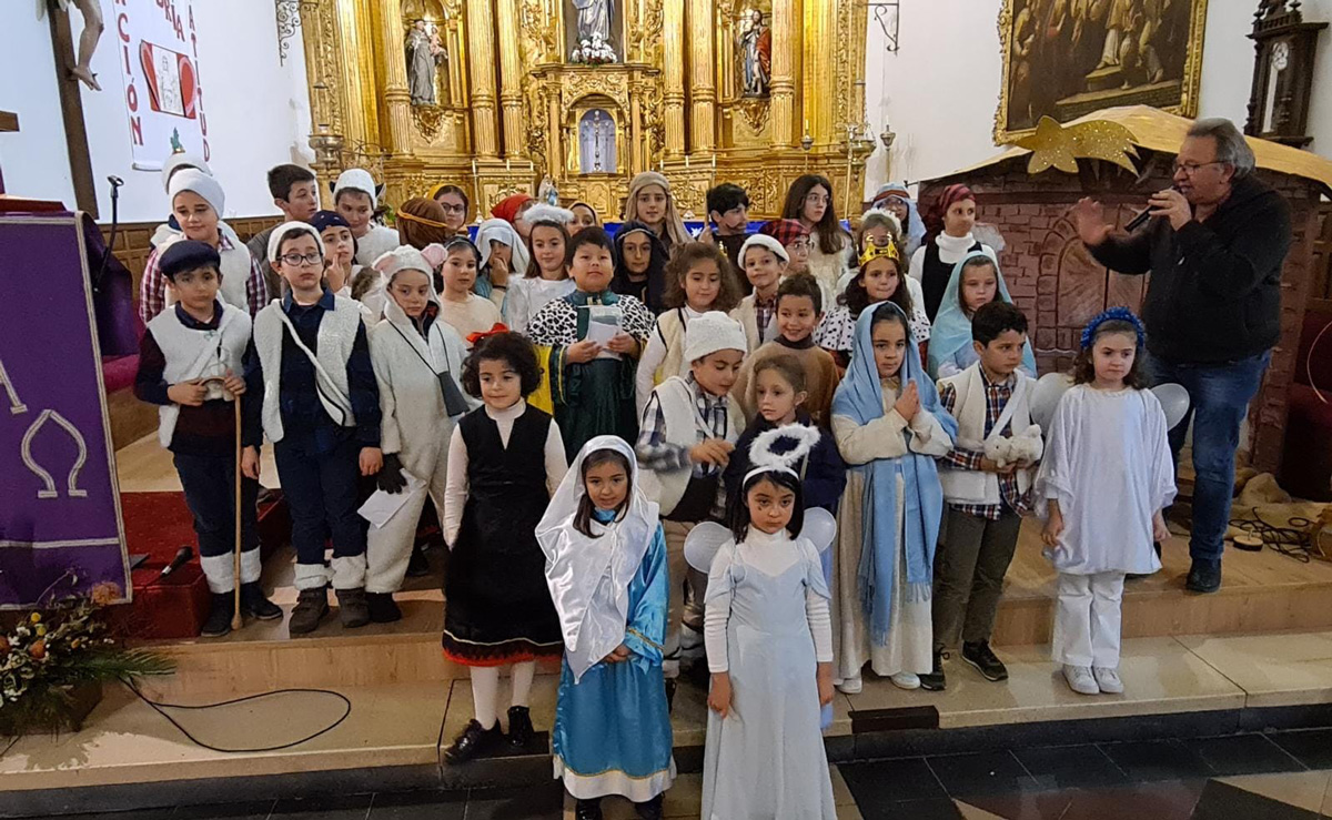 Niños participantes en la representación del belén viviente.