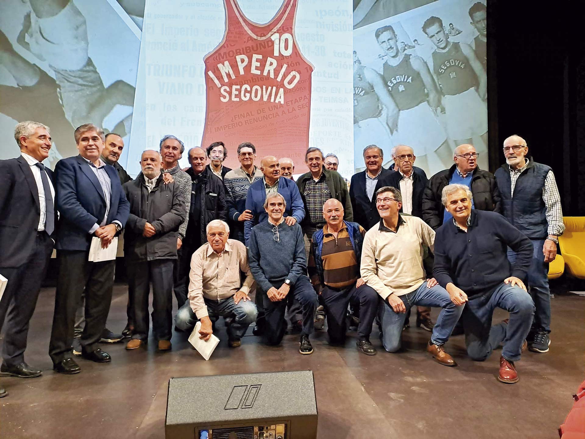 Jugadores que lo fueron del Imperio, reunidos en torno a la presentación del libro que recopìla la historia del club de baloncesto./EA