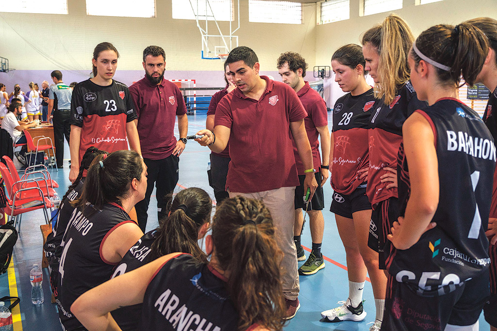 Diego Pascual habla con sus jugadoras antes del inicio de un partido en el Teodosio./ KAMARERO