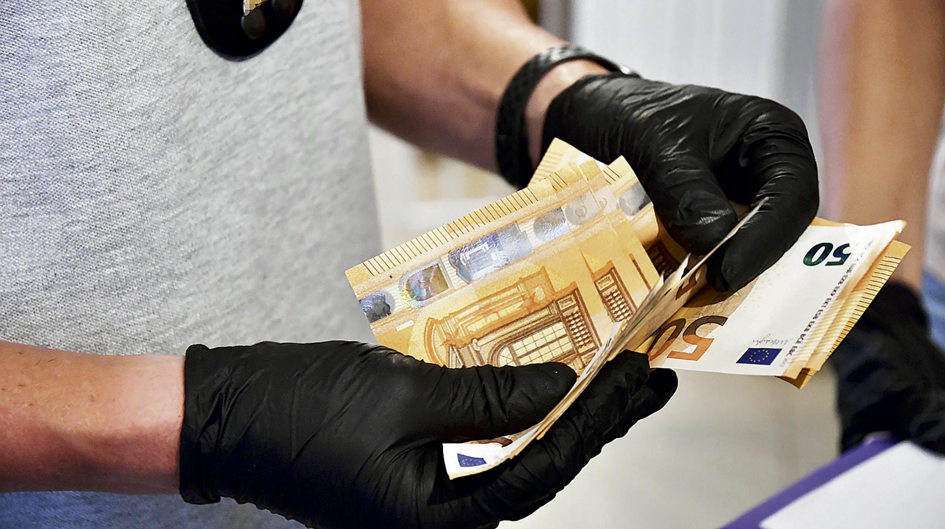 Incautación de cierta cantidad de dinero en metálico por la Policía Nacional el mes pasado en Madrid a una red de ciberdelincuencia. /EA