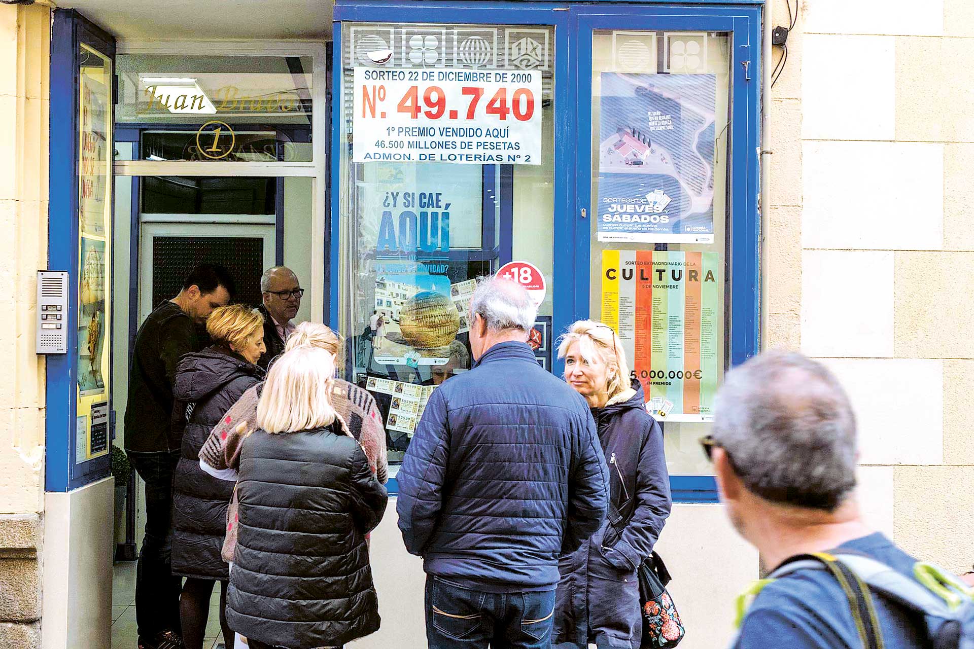Las administraciones segovianas se llenan estos días de un público que busca la fortuna en los últimos números que quedan a la venta./KAMARERO