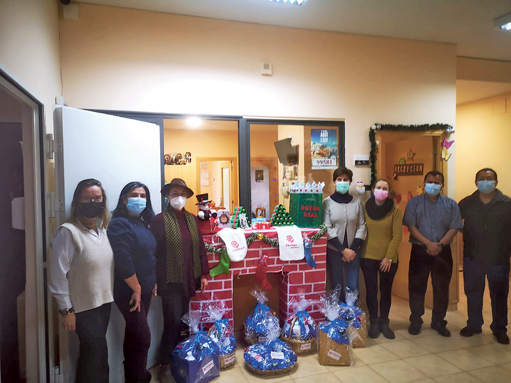 Los voluntarios de Cáritas repartieron los obsequios./EA
