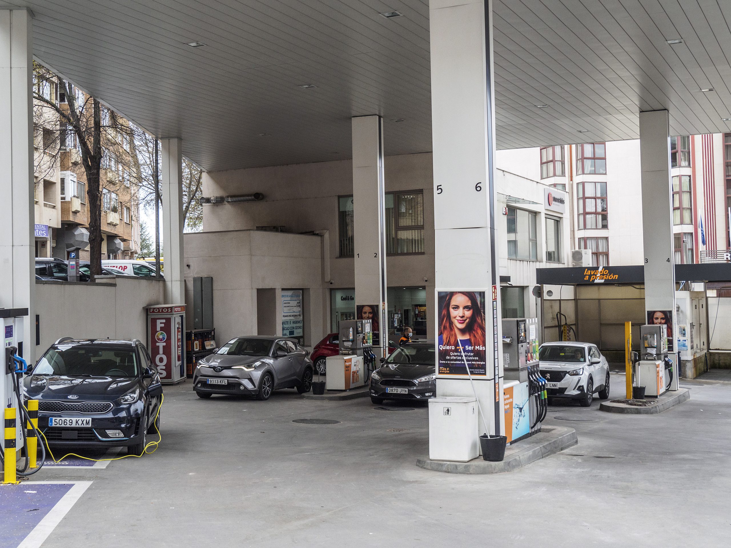 La afluencia de vehículos a las estaciones de servicio segovianas está siendo estos días más habitual que en fechas normales.