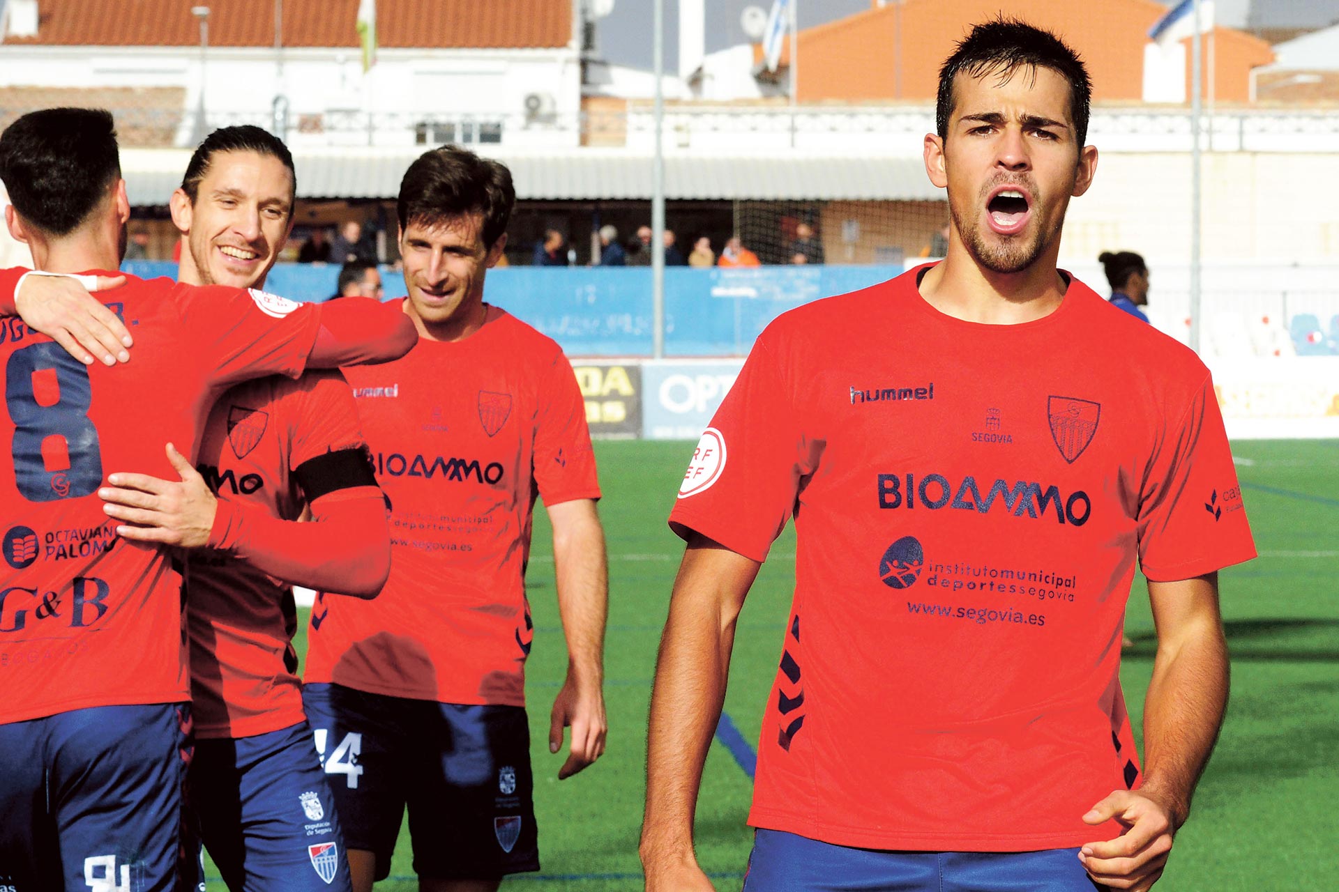 Diego Gómez mira a la cámara tras festejar el gol que significaba el 0-1 favorable a la Segoviana en el campo del Socuéllamos./ JUAN MARTÍN-G. SEGOVIANA