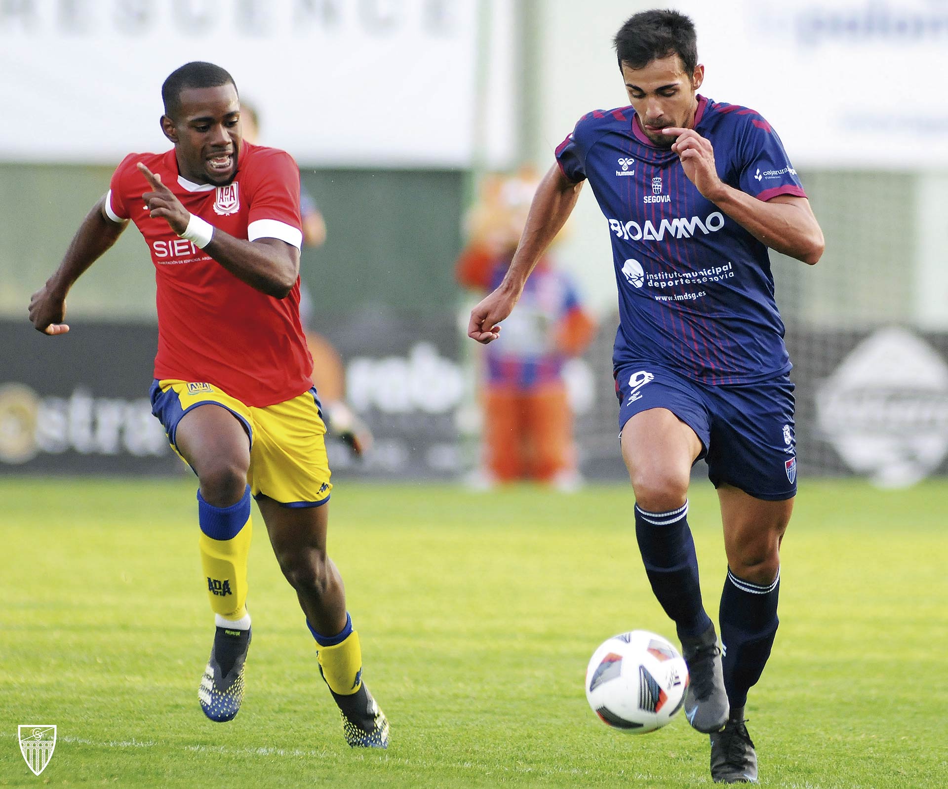Diego Gómez progresa con el balón perseguido por un contrario./ JUAN MARTÍN-G. SEGOVIANA