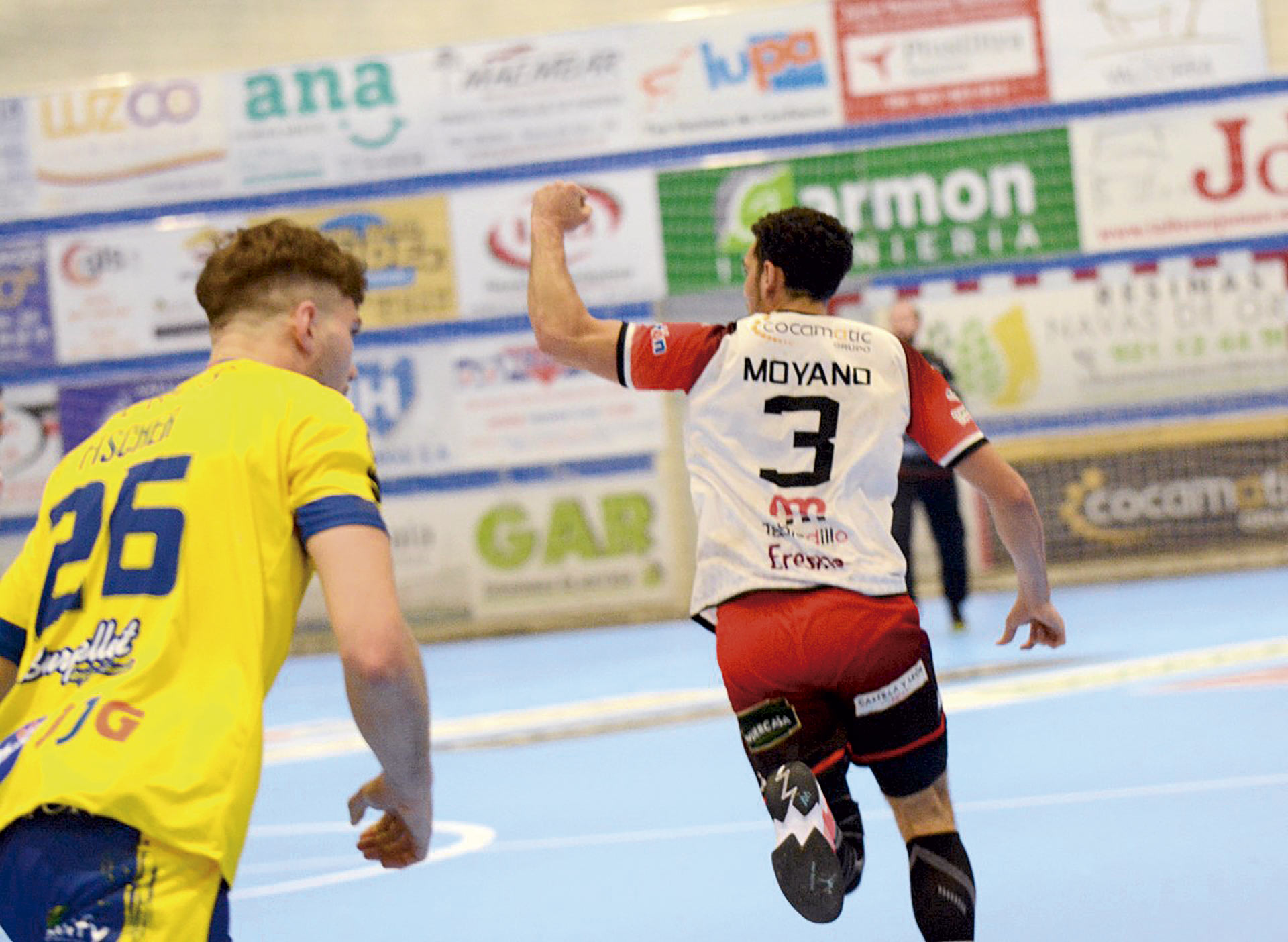 Andrés Moyano celebra un gol con la afición navera./ AMADOR MARUGÁN