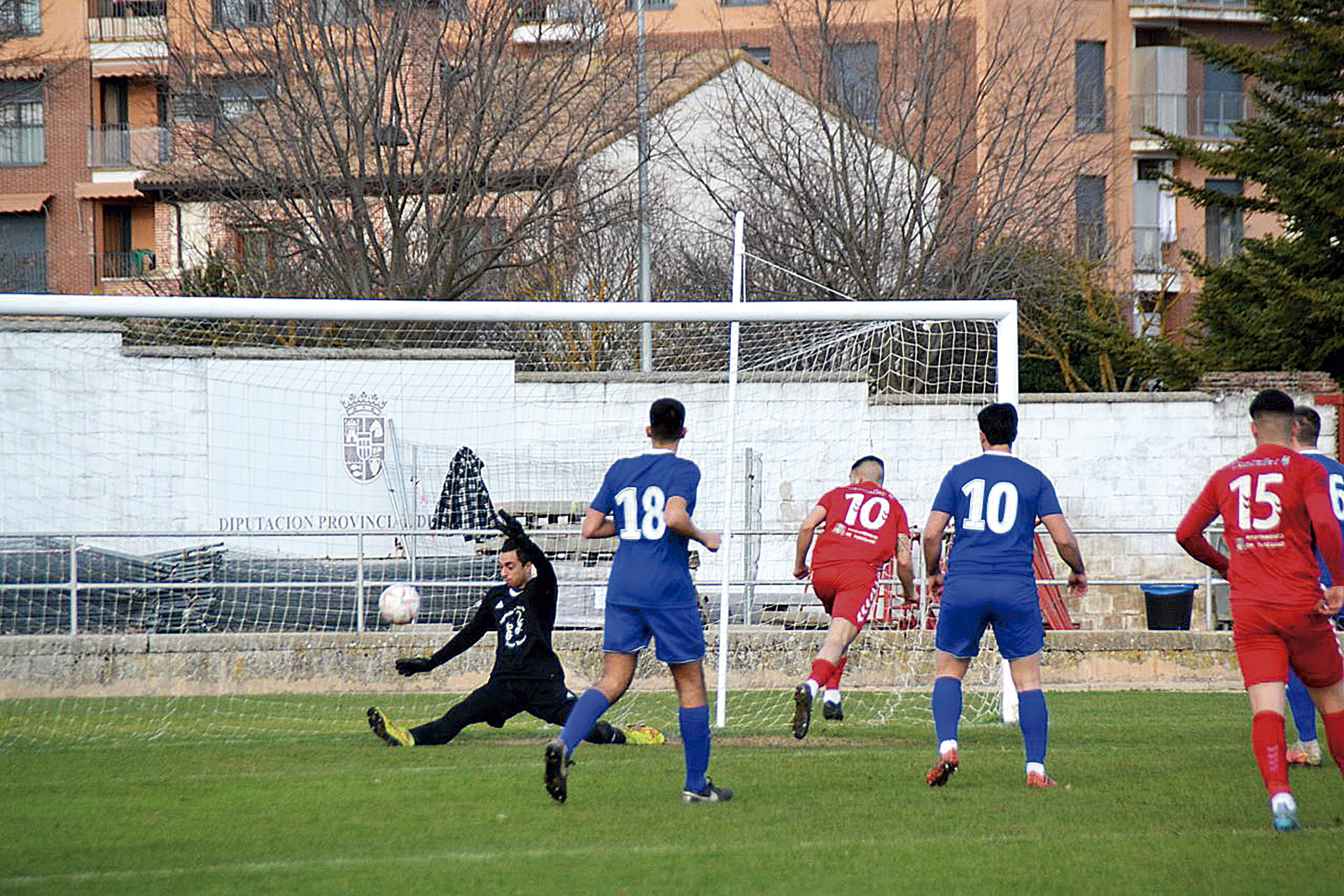 El portero cuellarano Santa salva un disparo raso de Jorge en una acción de la primera parte./ SARAHI QUEVEDO