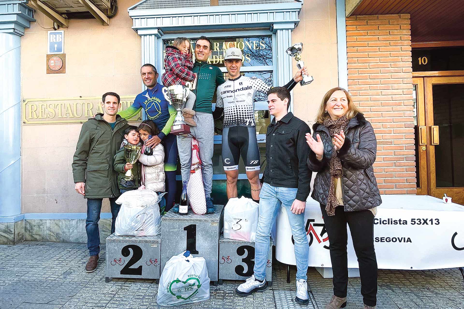 Podio de los ganadores del Gran Premio Ciclista Navideño, junto a la concejal de Deportes./ E.A.