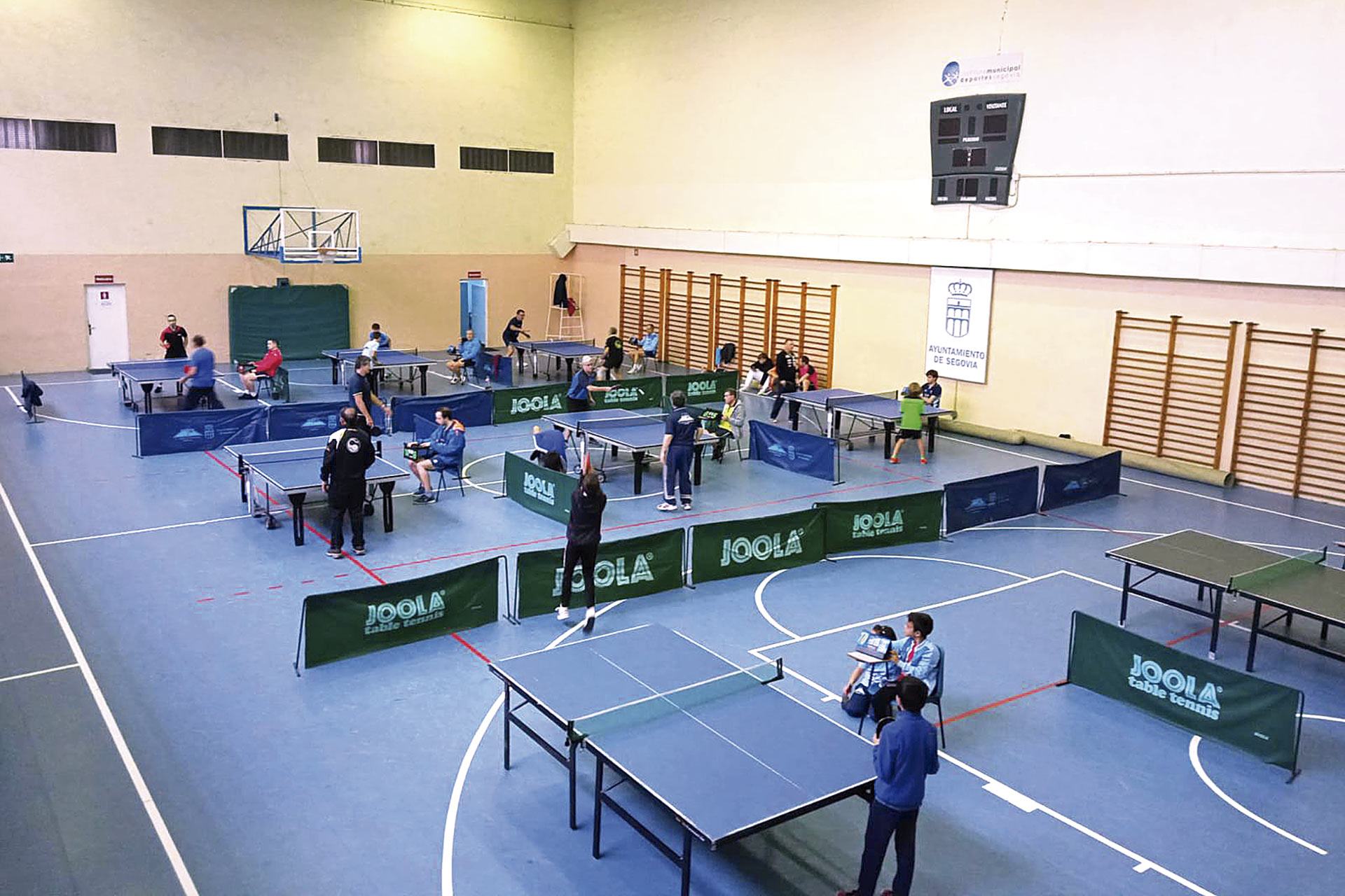 La pista del Enrique Serichol, con varias mesas para jugar./ E.A.