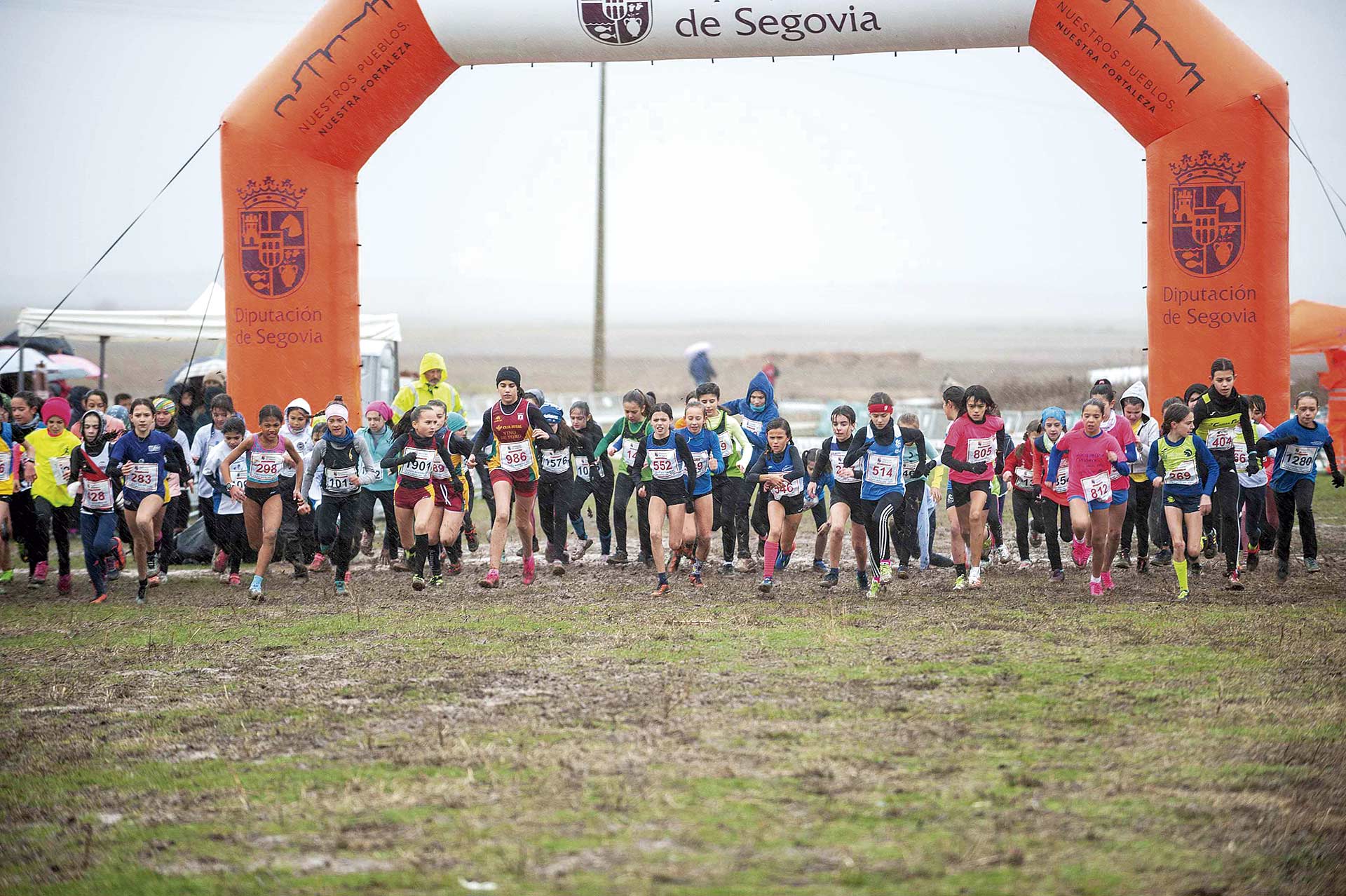 Una de las salidas de la prueba de escolares del pasado Cross de Cantimpalos celebrado el 8 de diciembre./ KAMARERO