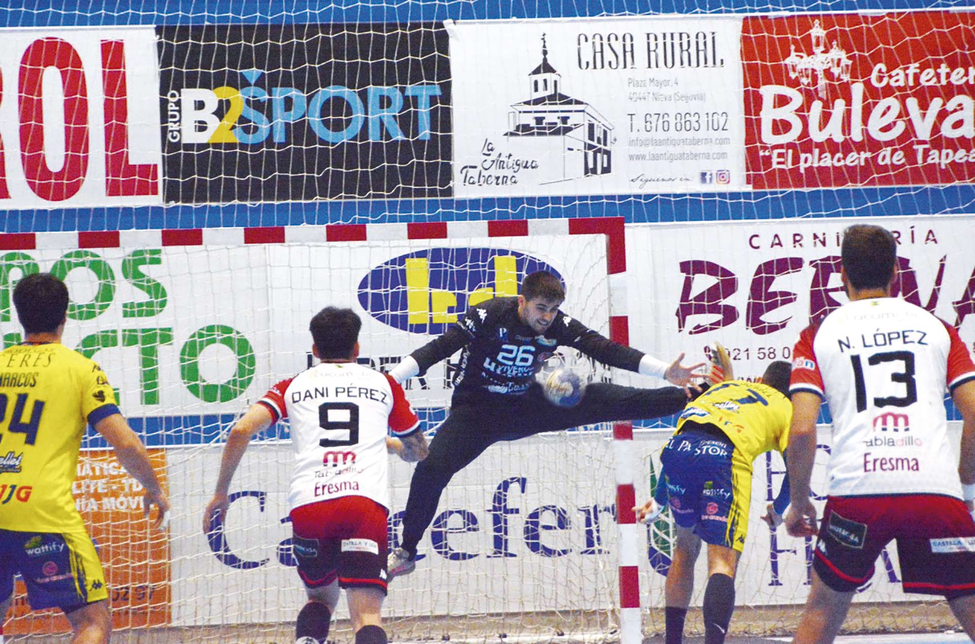 Guiteras rechaza un lanzamiento de siete metros por parte de un jugador del Tubos Aranda./ AMADOR MARUGÁN