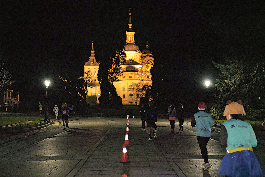 Atletas subiendo hasta el Palacio durante la carrera. / MIGUEL ÁNGEL FERNÁNDEZ
