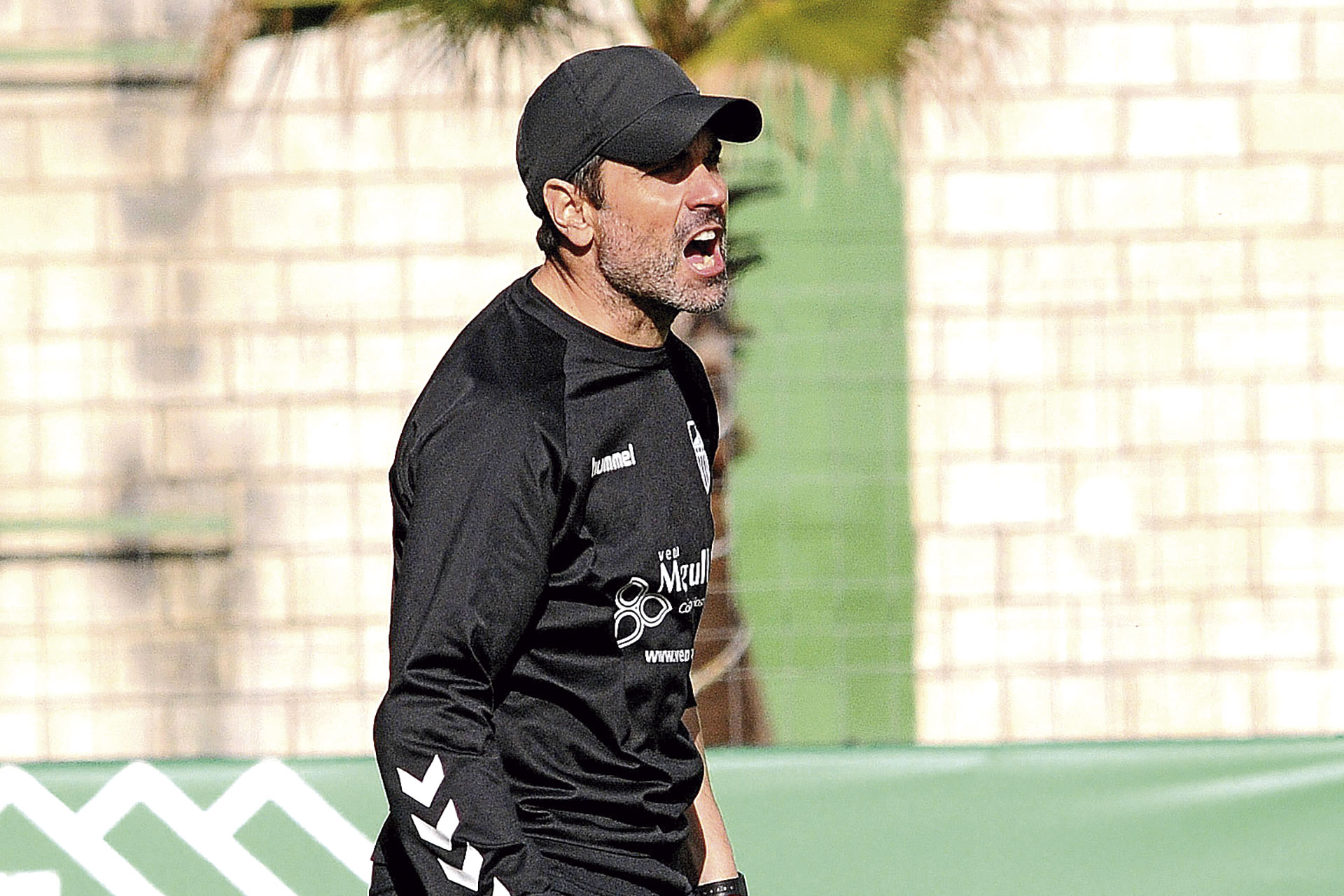 Ramsés pide intensidad a sus jugadores ante el Cacereño./ JUAN MARTÍN-G. SEGOVIANA