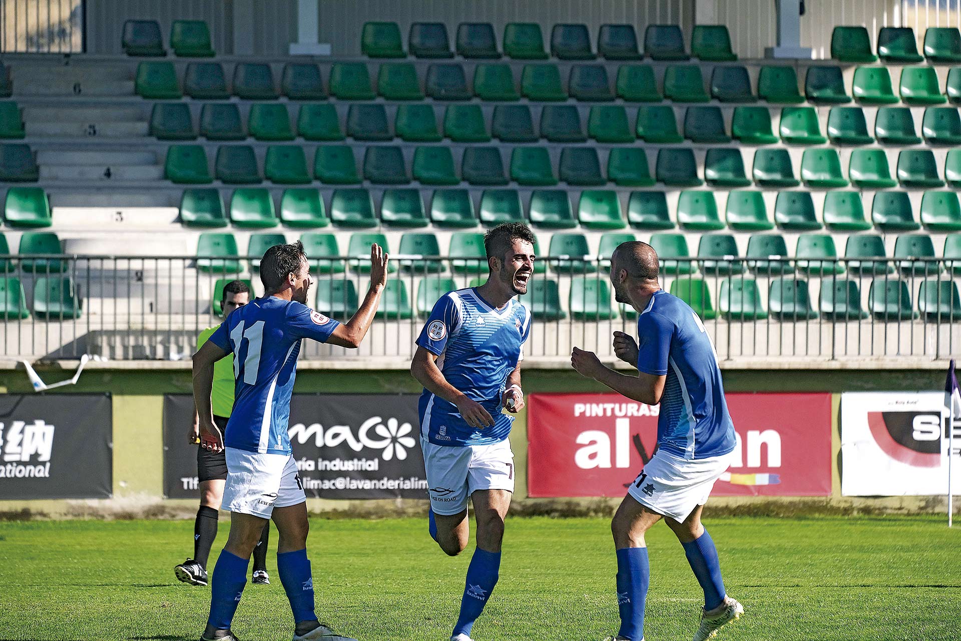 Diego Alcubilla festeja un gol con Quino y Víctor Velasco felicitándole./ NEREA LLORENTE