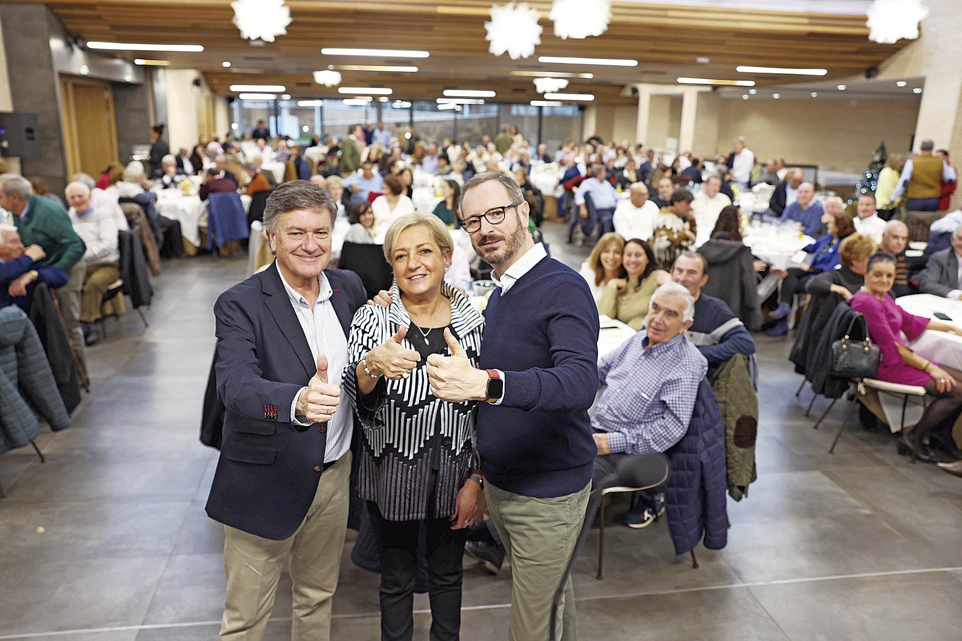 Vázquez, Sanz y Maroto, posan en la comida navideña del PP /EA