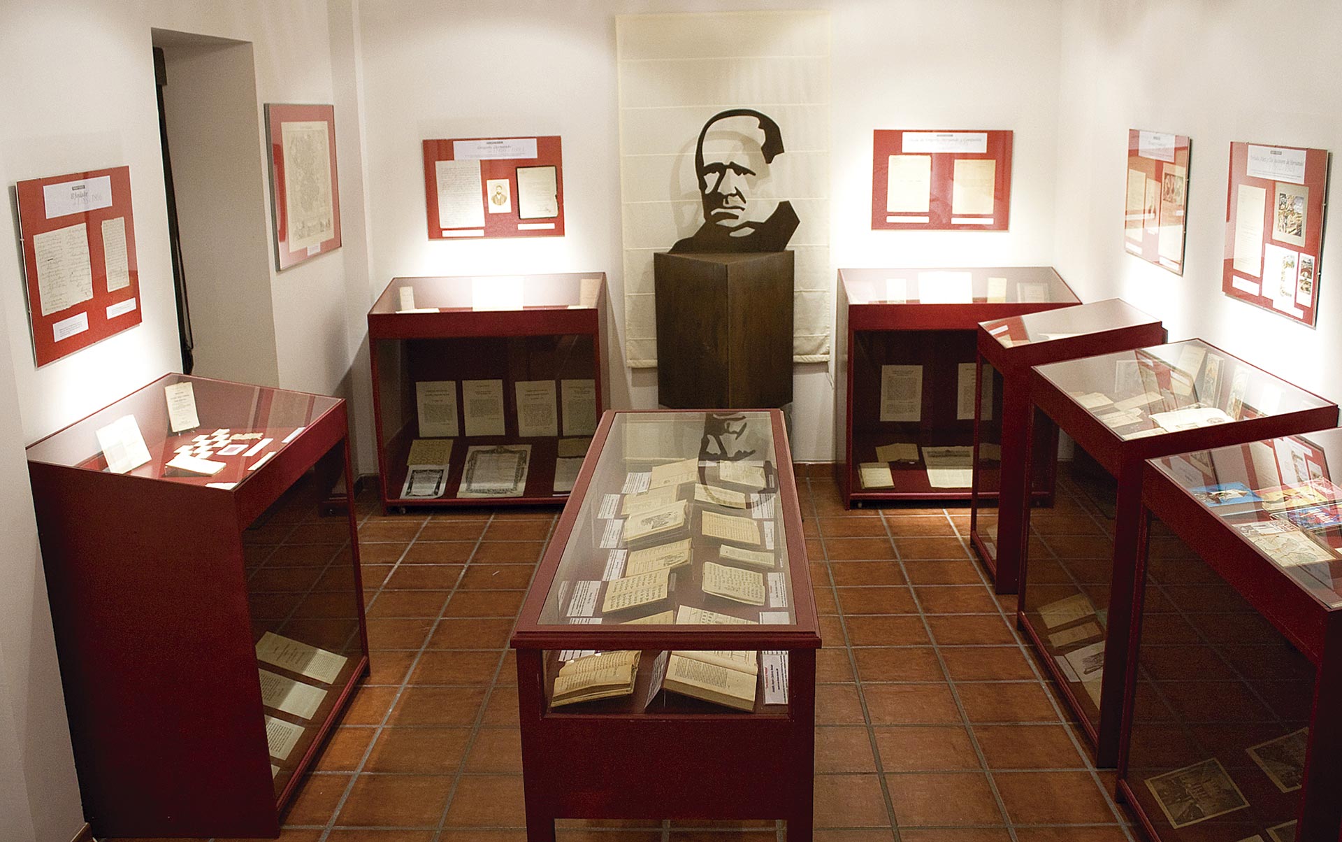 Exposición permanente del museo dedicado a Editorial Hernando, en el salón de plenos del Ayuntamiento de Aldeanueva de la Serrezuela.