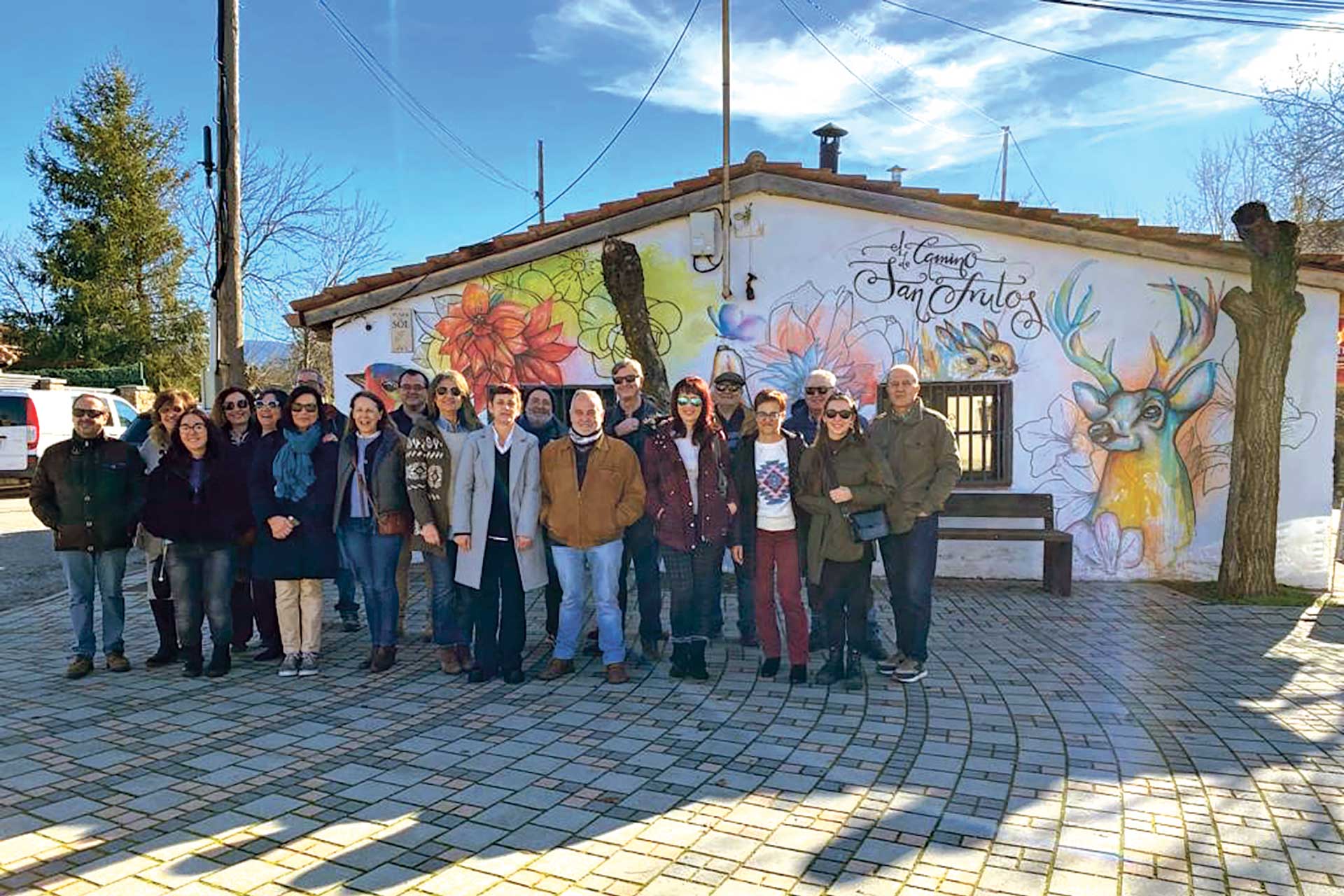 Autoridades y representantes de las entidades colaboradoras posan junto al mural./EA