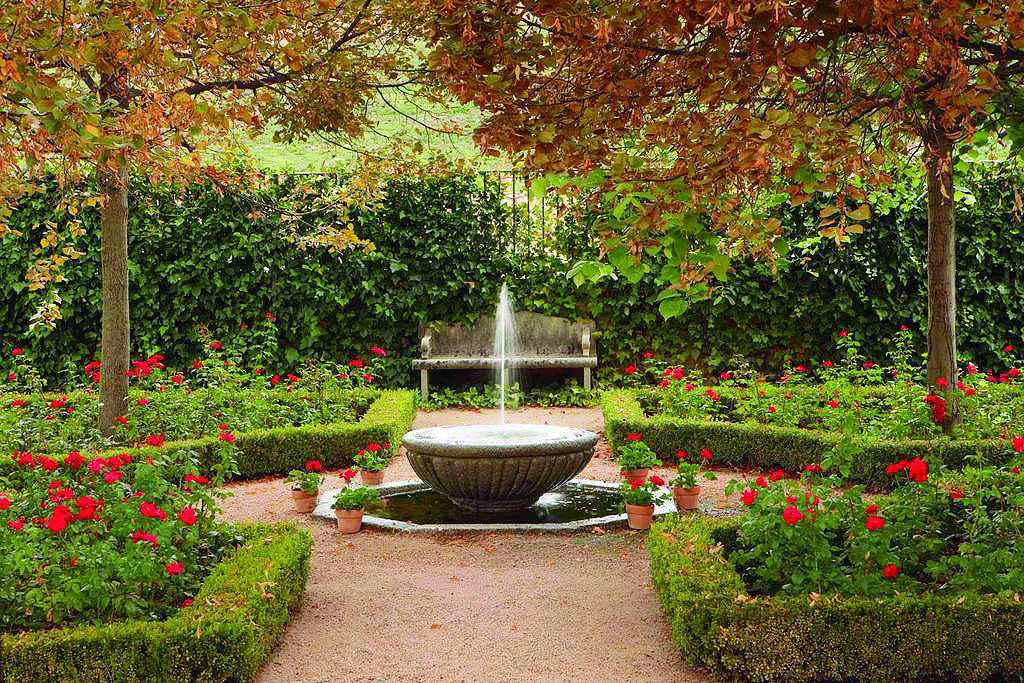 Jardín en el Patio de los Tilos, Caserío de Lobones. Foto Archivo Caserío de Lobones.