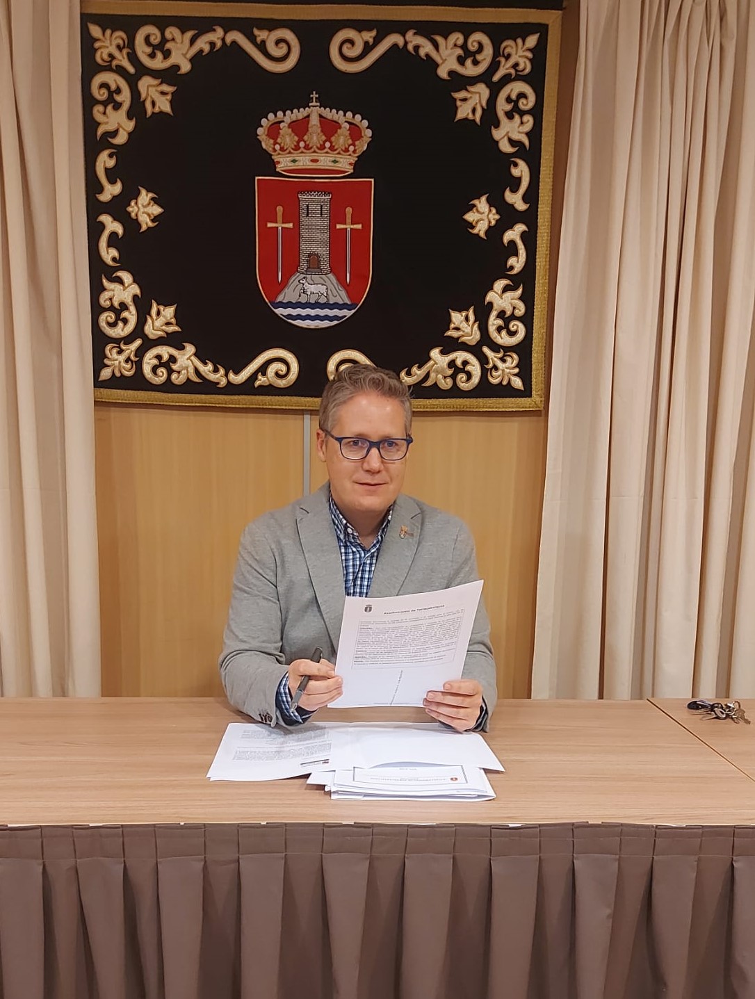 Rubén García, alcalde de Torrecaballeros, durante el pleno.