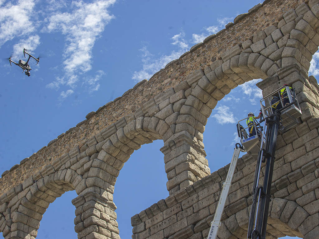 Intervención de operarios municipales en el Acueducto de Segovia. / EL ADELANTADO