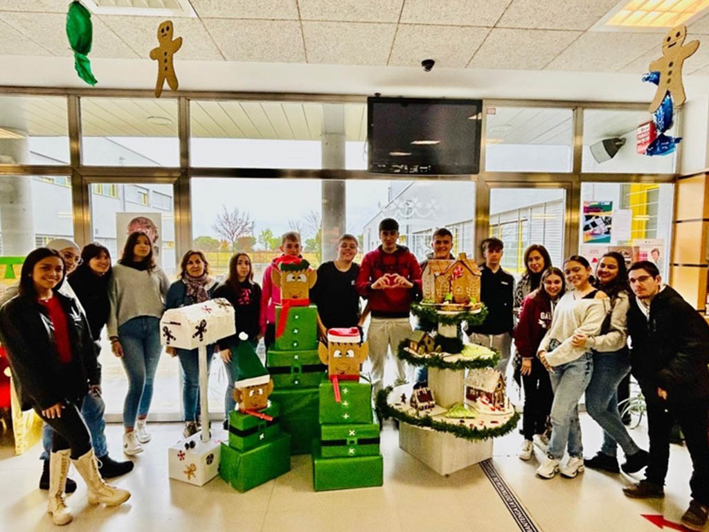 Un gesto navideño de los que humanizan 1 Alumnos del ciclo de FP de Actividades Comerciales. / EL ADELANTADO