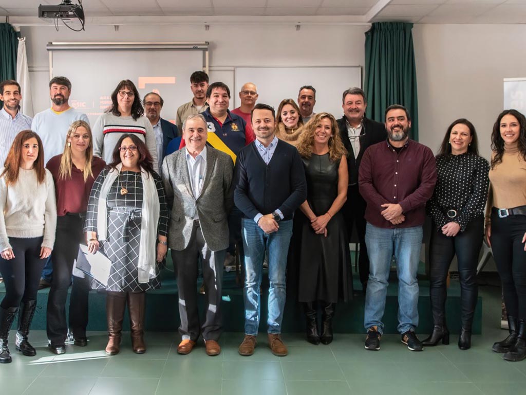 Entrega de diplomas en la clausura del curso de Asetra y ESIC.