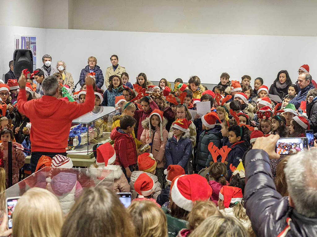 Alumno del CEIP 'Domingo de Soto', cantando villancicos en La Alhóndiga. / EL ADELANTADO