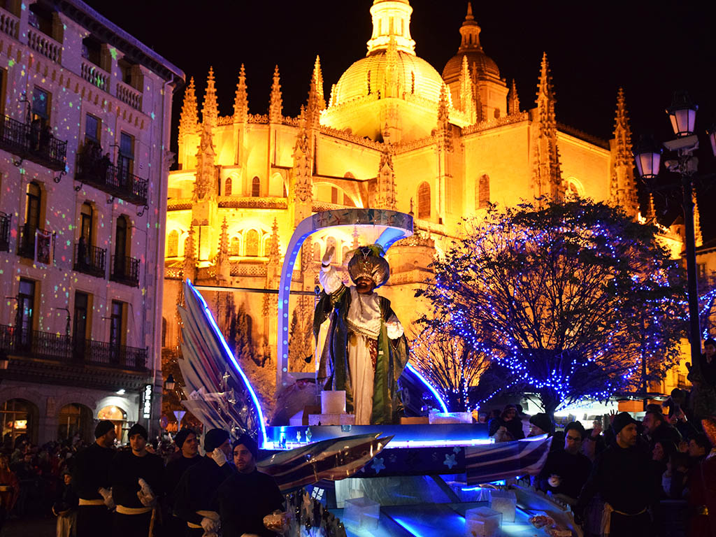 Un castillo de fuegos artificiales para recibir a los Reyes Magos 1 Cabalgata de Reyes, a su paso por la Plaza Mayor con la Catedral de fondo. / ROCÍO PARDOS