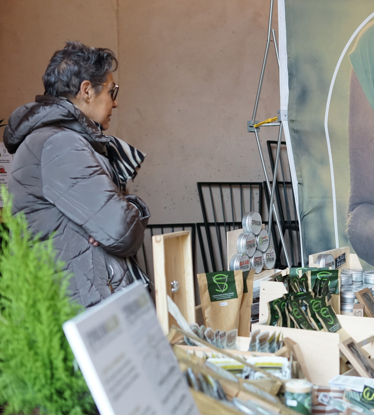 Una expositora de la VIII Caravana de Alimentos celebrada en La Granja.