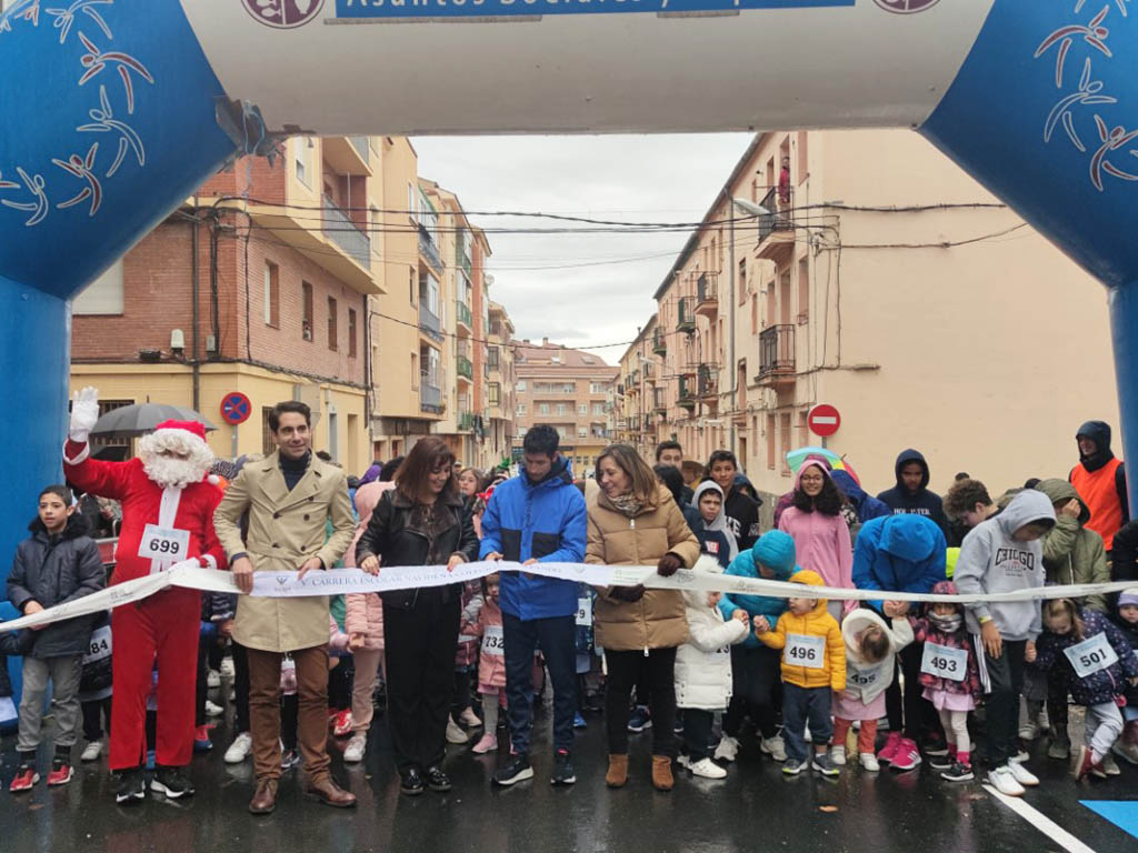 Línea de salida de la Carrera Navidela del CEIP 'Villalpando', con la presencia de concejales y el atleta Javi Guerra. / EL ADELANTADO
