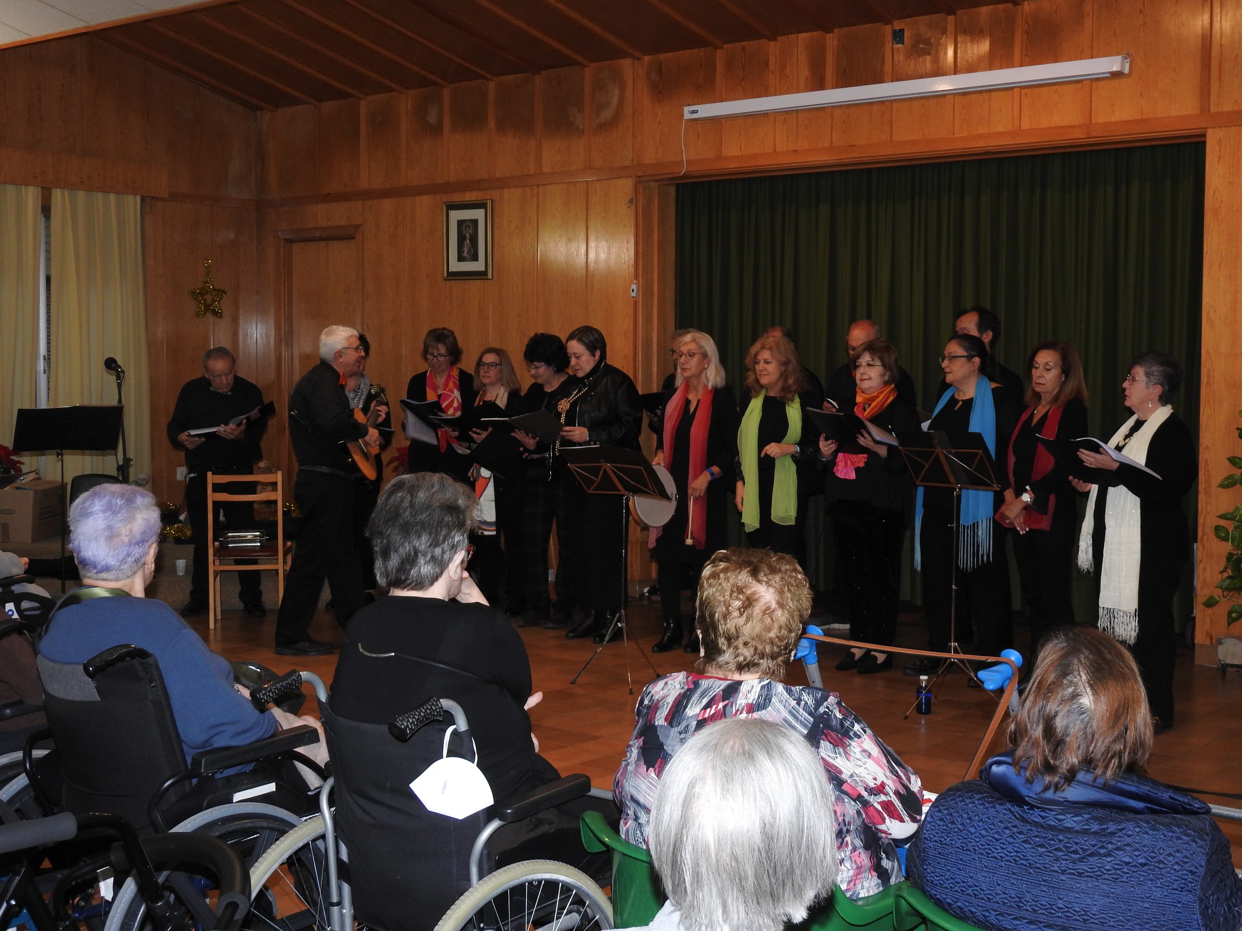 La primera actuación del coro en este ciclo navideño tuvo lugar en la sede de la residencia de Cáritas de El Sotillo./EA