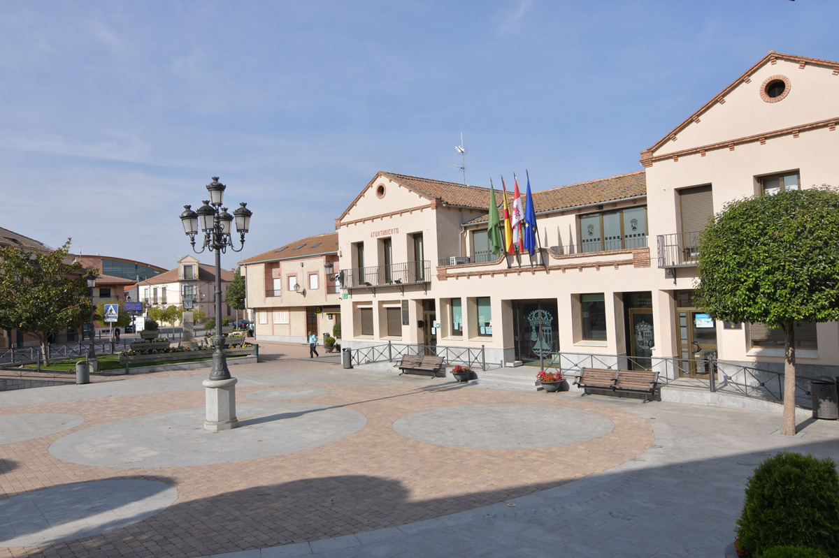 Plaza y Ayuntamiento de Valverde del Majano. Foto: José Antonio Santos.